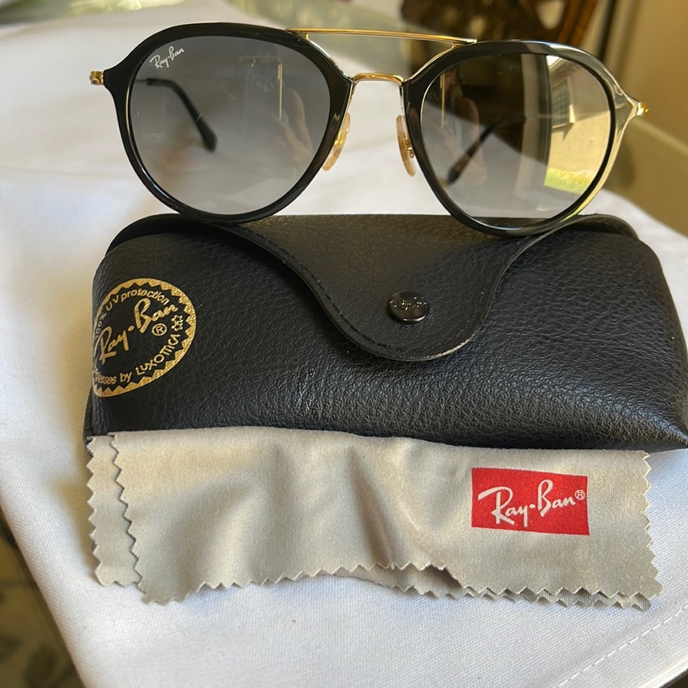 RAY BAN 4253 601/71 50 21 145 modern twist on the classic pilot shape. Gorgeous